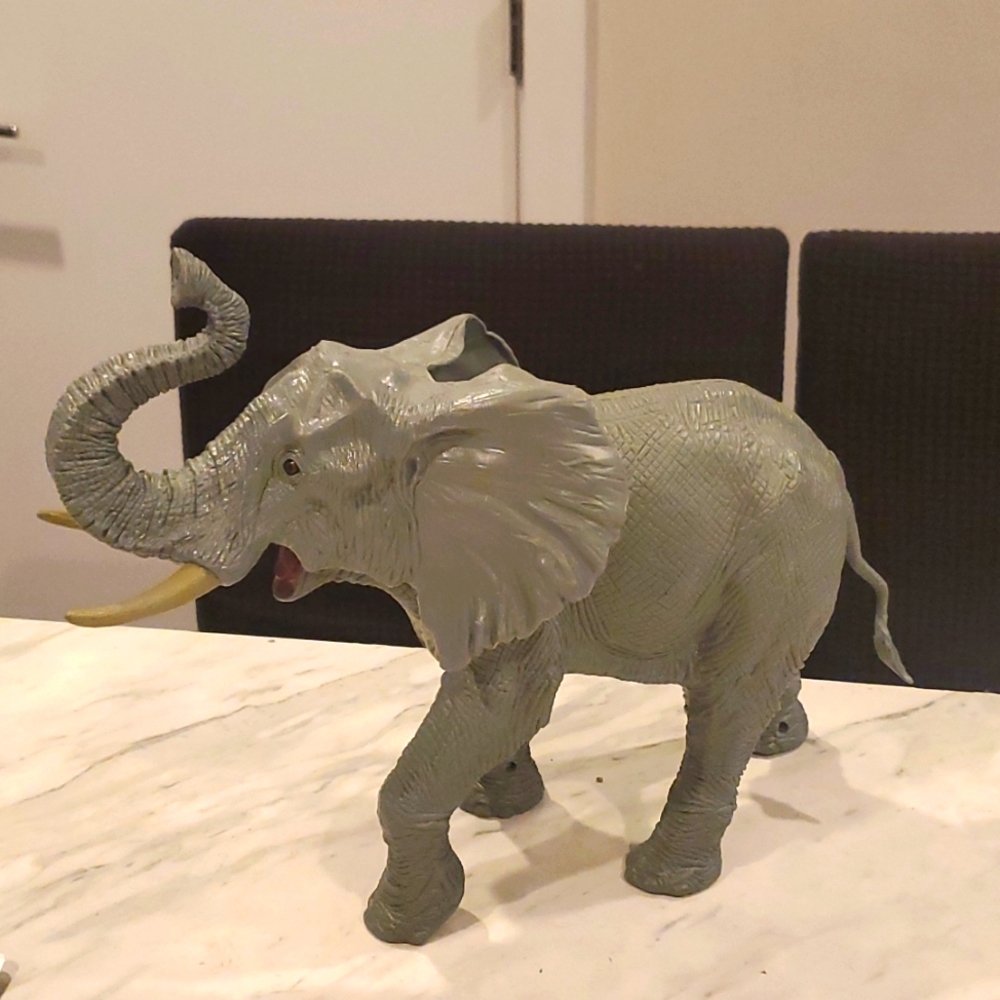 Animal Planet Discovery - Toys R Us Exclusive Elephant Toy - with Sound - 12"